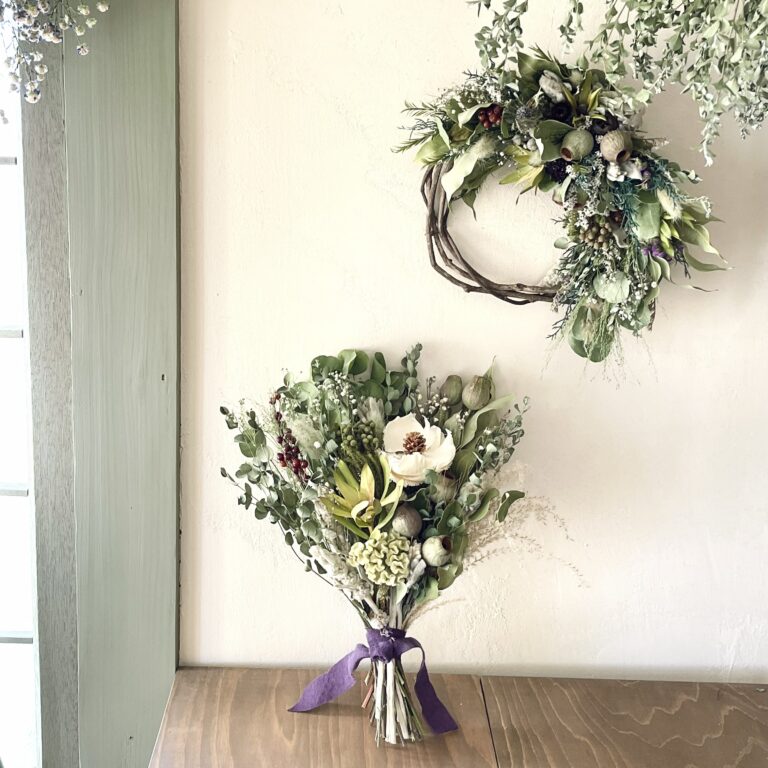 IZURUが北海道・鶴居村で制作した2025年版の冬のスワッグとリース。 やわらかな冬の光のなかで撮影した、ナチュラルなデザインです。