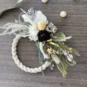 鶴居村産ダリアを添えた白いしめ縄リース IZURU 冬の花飾り