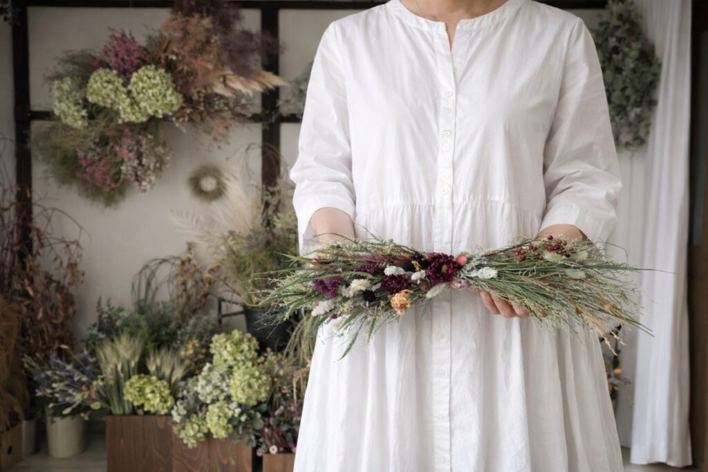 IZURUの作り手・小野いずるが束ねる鶴居村草花の横型スワッグ
