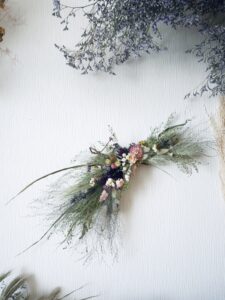 北海道鶴居村の草花で束ねた横型ドライフラワースワッグ